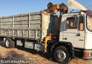 Camião MAN 18.232 com grua