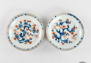 Par de pequenos Pratos porcelana da China, Imari, Dinastia Qing, Kangxi, séc. XVII / XVIII