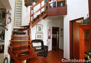 Moradia isolada com muito charme em lugar tranquilo