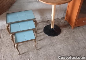 Mesa de bar  r�stica, tampo de madeira maci�a, poste central metalico envolto em corda e base redonda preta