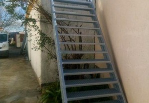 Escada nova zincada