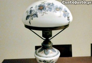 Candeeiro de mesa vintage com motivos florais