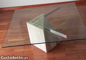 Mesa de vidro, com base de mármore.