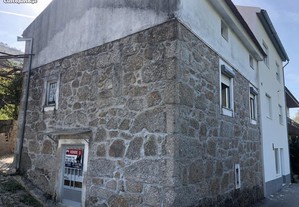 Casa em pedra na Amezendinha-Vela