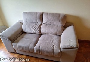 Sofá 2 lugares estilo Chaise, Almofadas e mesinha de canto
