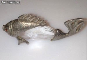 Figura de peixe em metal e cristal