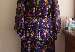 Vestido Roxo Comprido com Padrão Floral, Transparências e Renda Preta