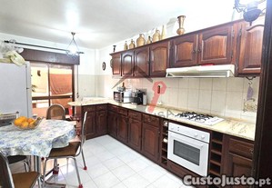 Apartamento T3 com garagem e arrecadao