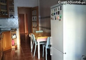 Quarto com grande roupeiro e vista de serra