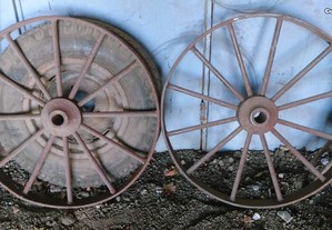 rodas de carroça antigas em ferro