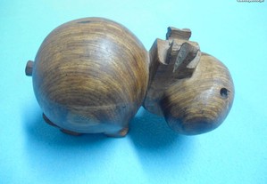 Hipopótamo, em madeira, trabalhado à mão