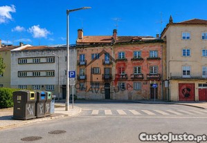 Prédio com 4 andares e cave