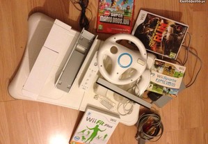 Consola Wii com 4 Jogos e Acessorios
