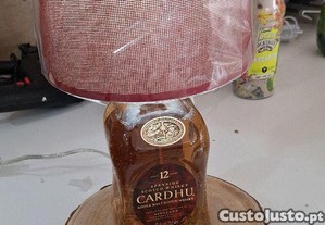Candeeiro cardhu com liquido  no seu interior