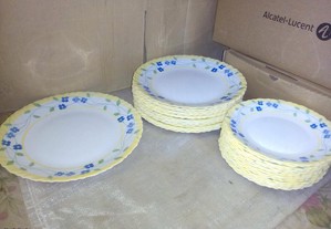 pratos pirex arcopal c/bordo amarelo e flores azui
