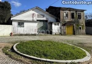 Moradia T3 Para Recuperar E Armazém Em Nogueira...