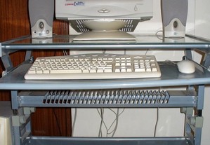 Mesa de computador em metal; com rodas com travão