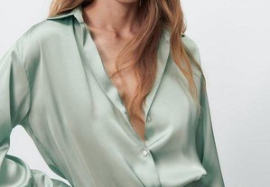 Blusa acetinada verde água da Zara