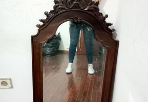 Espelho trabalhado em madeira maciça