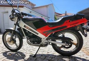 Motorizada SUZUKI em ótimas condições