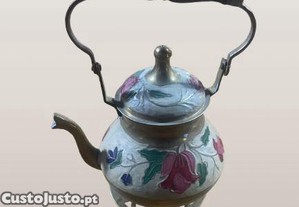 Bule de ch� vintage artesanal indiano decorativo em bronze esmaltado com design floral e al�a girat�ria em madeira