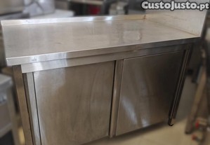 Bancada em inox c/ 2 prateleiras e portas de correr (1330x700x870mm)