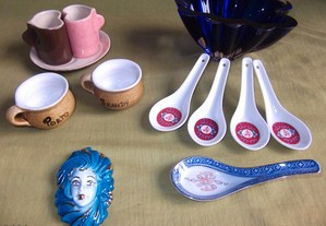 Chávenas, taça, colheres e máscara em porcelana