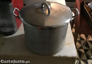 panela cinzenta com testo grande
