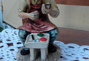 Estatueta de Sapateiro Antiga em Loiça