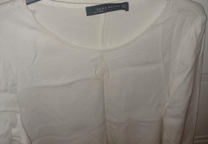 Blusa branca com botões grandes no punho da Zara Woman