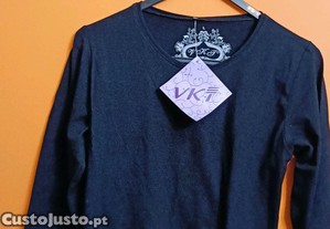 Camisola preta com etiqueta