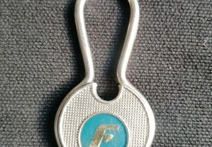 Porta chaves em metal com a gravação do símbolo da companhia de seguros Fidelidade