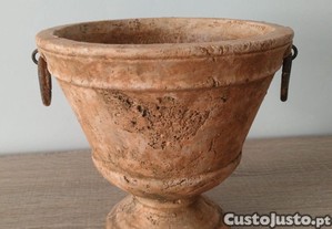 Vaso em terracota com argolas de ferro