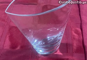 Jarra em vidro transparente contempor�neo