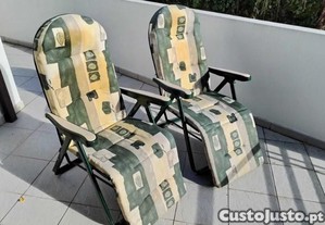 Duas Cadeiras Reclin�veis com Estofo em Pano   Confort�veis