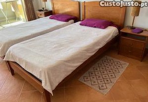 2 camas e 2 mesas de cabeceira