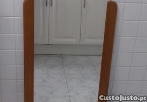 Espelho com moldura em pinho