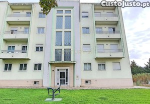 Apartamento T2 com arrecadação e lugar de garagem no Montijo.