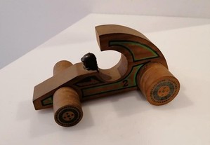 Carro vintage em madeira, fórmula 1