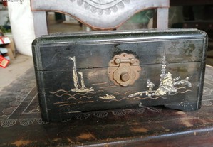caixa de madeira antiga , ver fotos