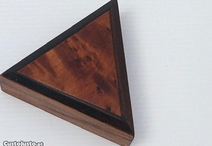 Caixa em forma de triângulo