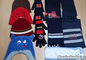 V�rios gorros, luvas e cachec�is para crian�a