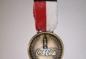 Medalha modelo condecoração em metal com a publicidade da marca registada Coca Cola
