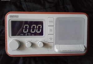 rádio despertador marca Daewood International.