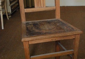 Cadeira em Madeira Antiga (Com mais de 80 Anos)