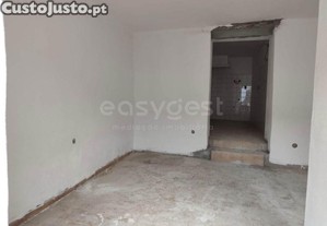 Moradia T1 Para Recuperar Localizada Na Vila De...