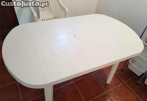 Mesa e Cadeiras de Jardim em Bom Estado   Conjunto Pr�tico