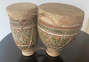 Tambores africanos artesanais