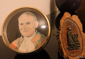 Expositor, em meio circulo, do Papa João Paulo II e outro de Nª Srª Fátima