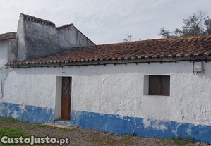 Quinta em esperana com 2,1606 hectares e duas moradias, garagem e anexos com rea total de  135 m2.